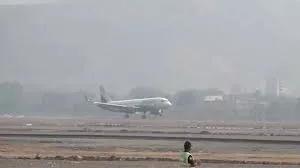 कोहरे के कारण दमदम हवाई अड्डे पर उड़ान सेवायें बाधित, यात्रियों ने  किया प्रदर्शन
