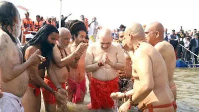 महाकुम्भ पहुंचे केंद्रीय गृहमंत्री अमित शाह, संतों के साथ संगम में लगाई डुबकी
