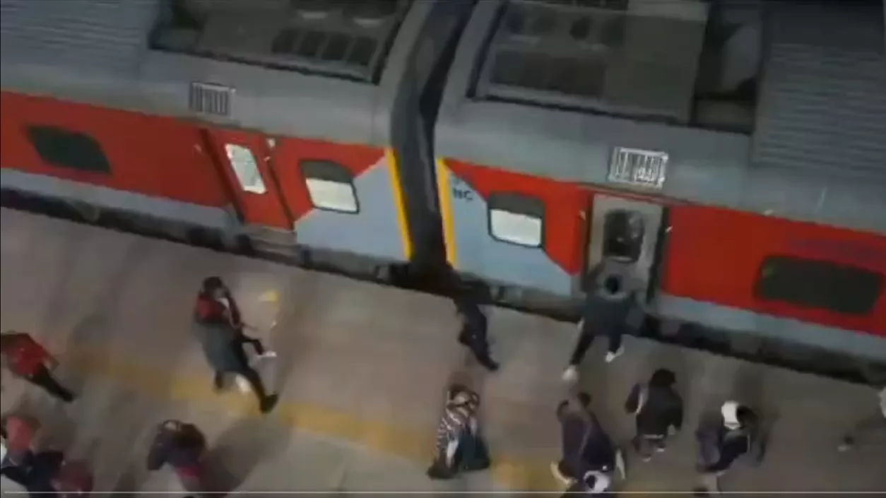 Passengers pelt stones at trains bound for Maha Kumbh in MP after finding doors locked | Watch