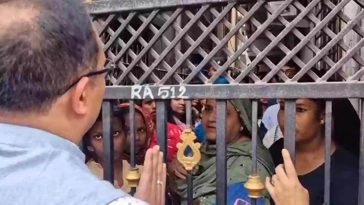 Residents block demolition of illegal multi-story building near Chingrighata