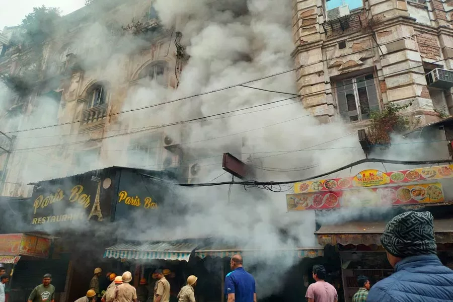 धर्मतल्ला स्थित बार में लगी आग, केएमसी के पास है बार, दमकल के 5 इंजन मौके पर मौजूद