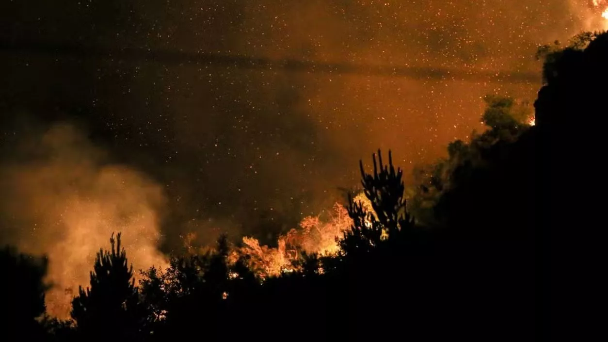  Wildfires in Argentina burn 3,000 hectares, kill one, evacuate 800 near El Bolson