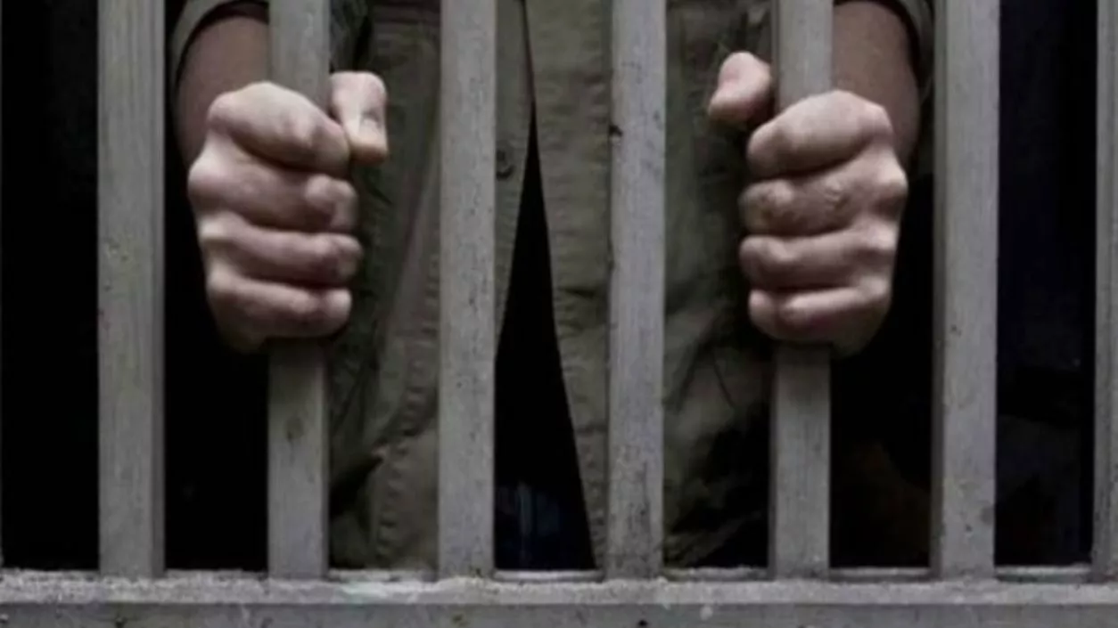 Boyfriend arrested for assaulting and threatening girl with weapons in Kolkata's Kashipur