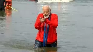 प्रधानमंत्री मोदी ने संगम में डुबकी लगाने के ​बाद सूर्य भगवान को अर्घ्य देकर लगाई परिक्रमा