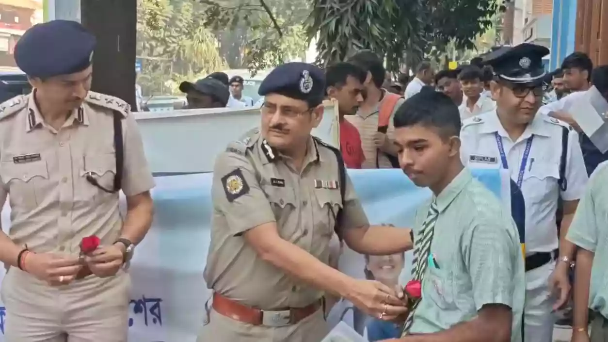 Kolkata Police Commissioner welcomes Madhyamik examinees with roses | Watch