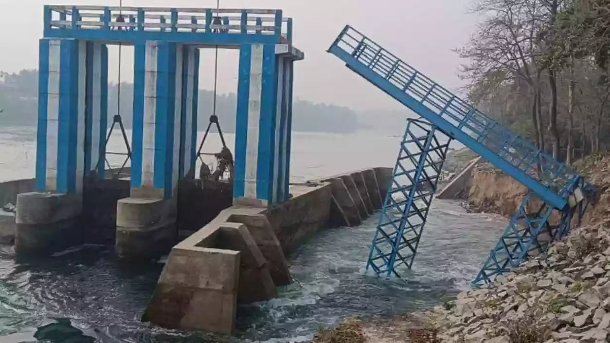 Atreyee river dam collapses in Balurghat after 2 years | Watch