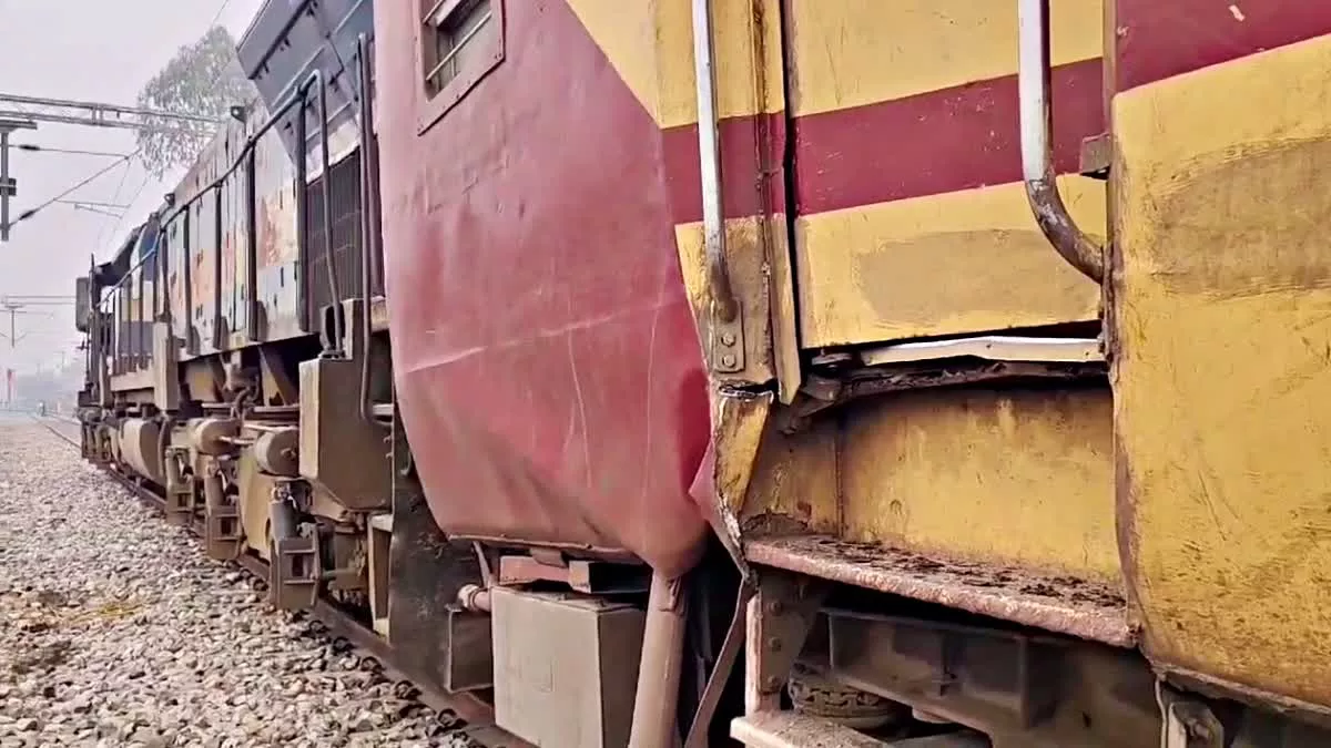 Engine collides with local train at Bengal's Bamanhat station, 6 injured