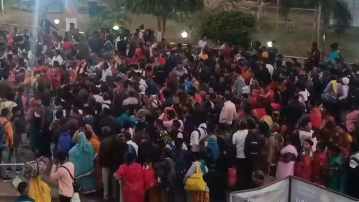 Stampede-like chaos at Asansol station as pilgrims rush for Mumbai-bound train, DRM’s measures fail