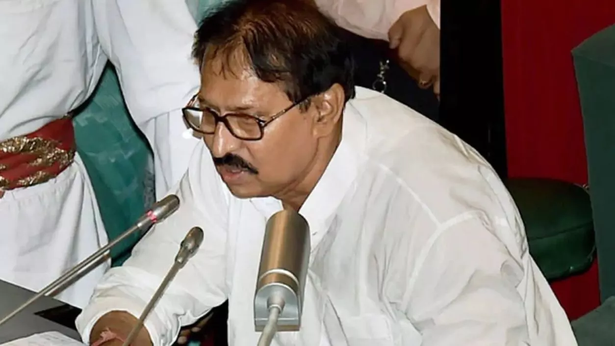 Bengal Assembly Speaker issues stern warning to Suvendu over privilege violation and controversial remarks | Watch