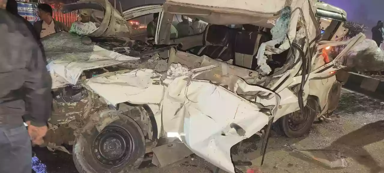Two killed, 6 injured after lorry hits car in Asansol; Were going to Kumbh