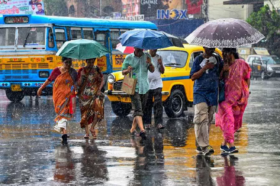 कोलकाता में बादलों की गरज के साथ बारिश, छह जिलों में येलो अलर्ट जारी