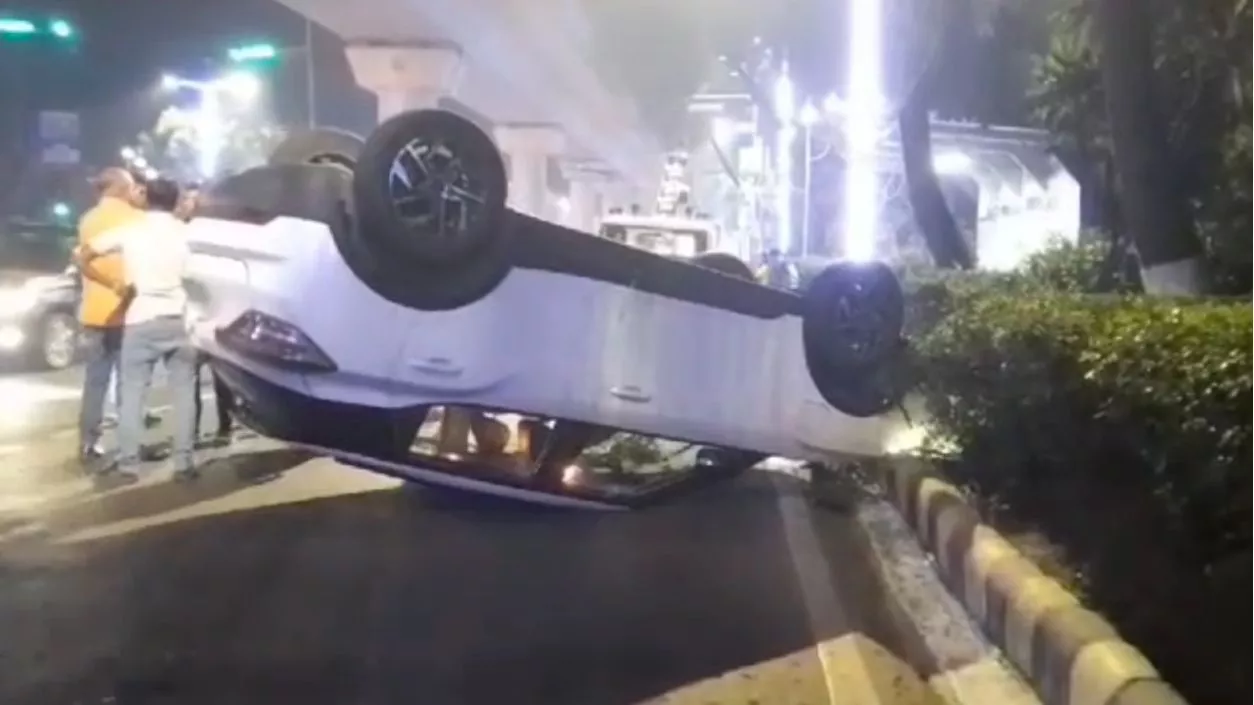 Car overturns near Nicco Park after hitting divider on Chingrighata-Salt Lake route