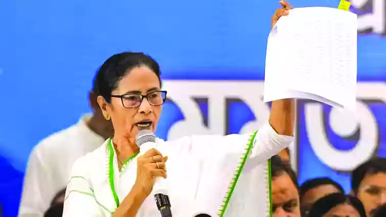 बाहरी लोगों के नाम उसी एपिक कार्ड में शामिल किए गए हैं ताकि बंगाल के लोग वोट न दे सकें: ममता