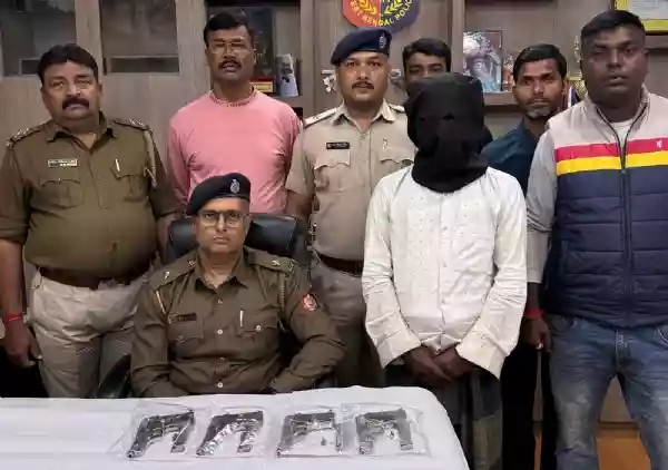 मालदा में नाका चेकिंग के दौरान भारी मात्रा में हथियार बरामद, एक गिरफ्तार
