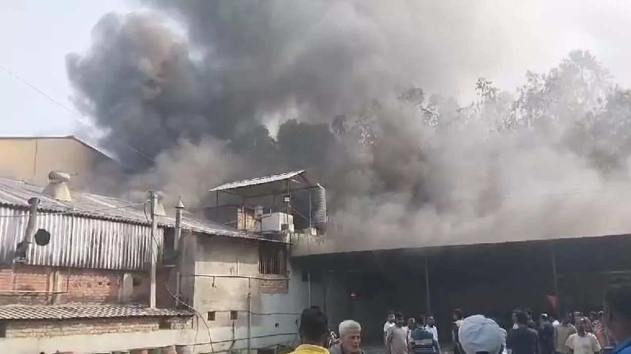 Massive fire at illegal tire resoling factory in Dinajpur; Panic in the area