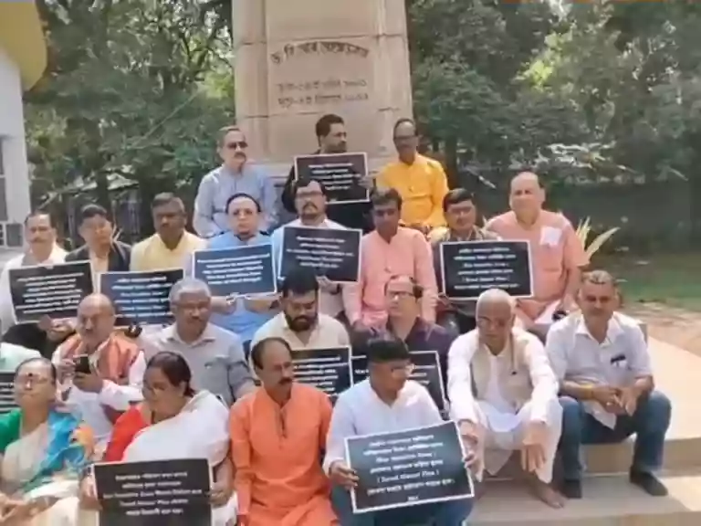 असंसदीय आचरण करने के आरोप में भाजपा विधायक दीपक बर्मन निलंबित