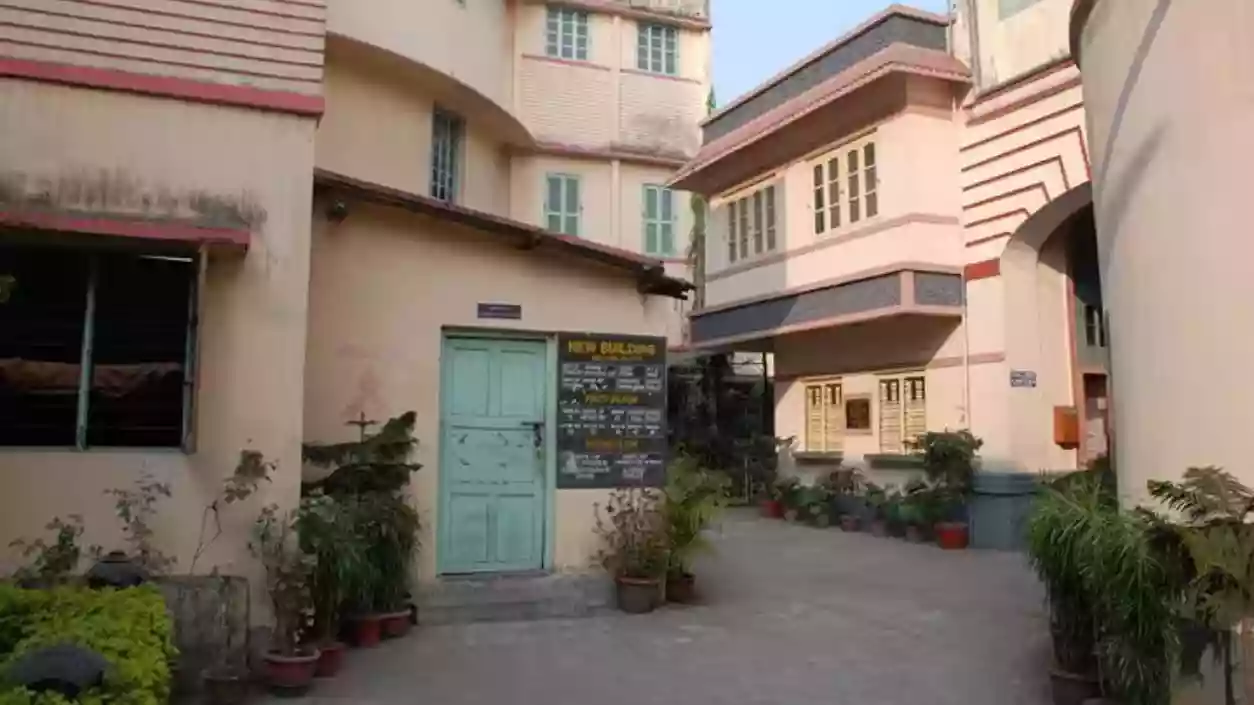 Justice Basu summons Charu Market OC over chili powder attack at Jogesh Chandra Law College
