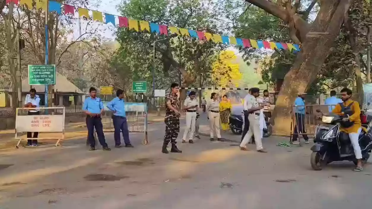 Heavy security in Santiniketan on Holi, large vehicles banned, tourists flock to Khoai