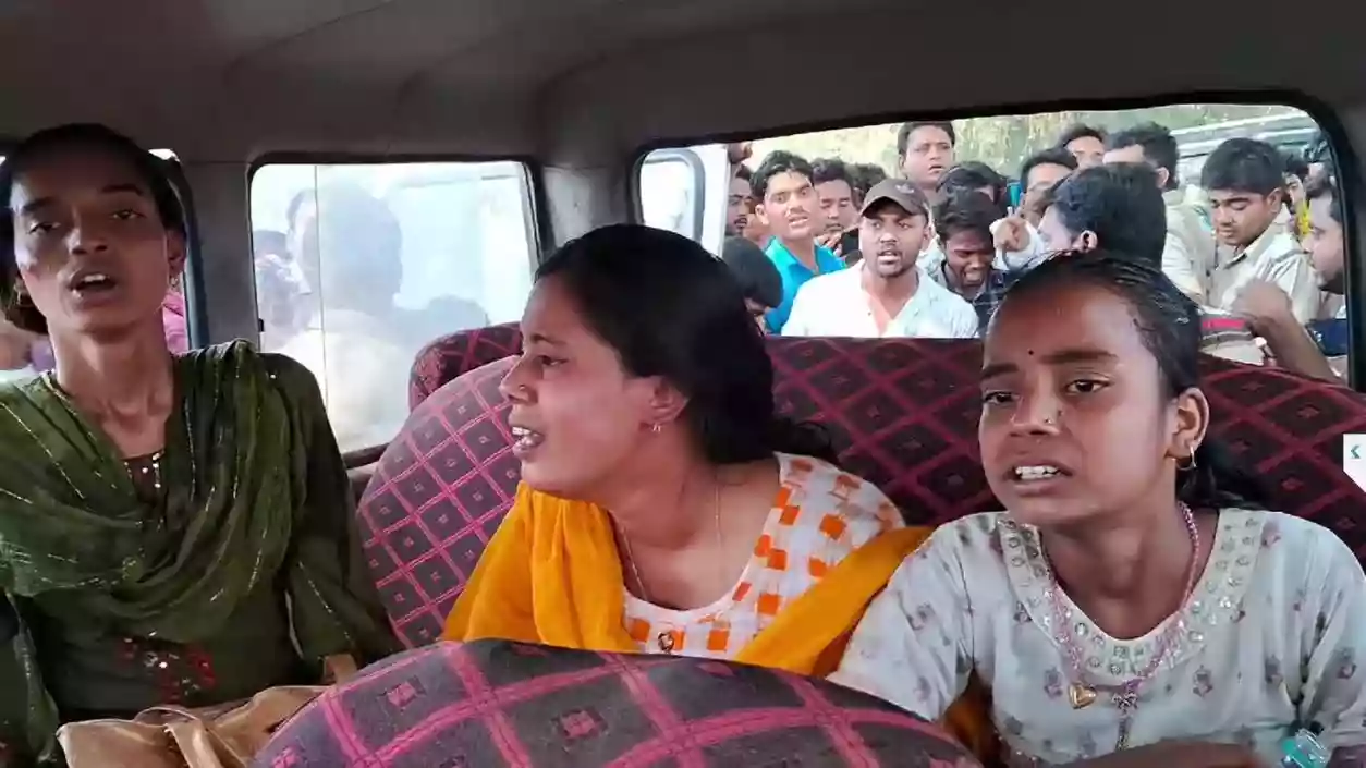 Speeding car rams Toto in Nadia, 5 dead & several injured