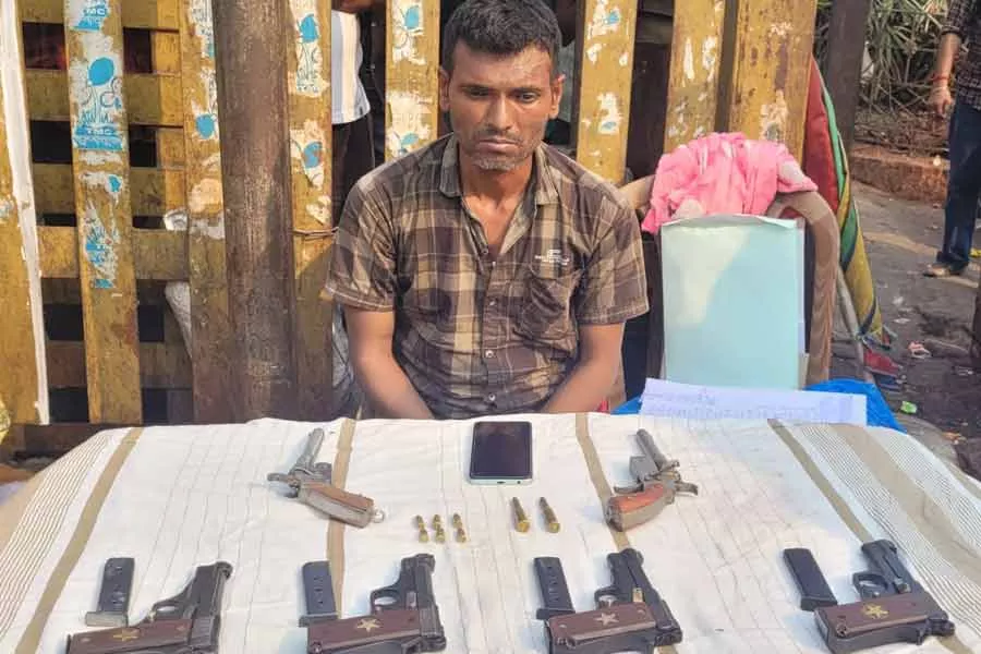 सियालदह स्टेशन पर हथियारों की बड़ी खेप बरामद, एसटीएफ ने युवक को दबोचा