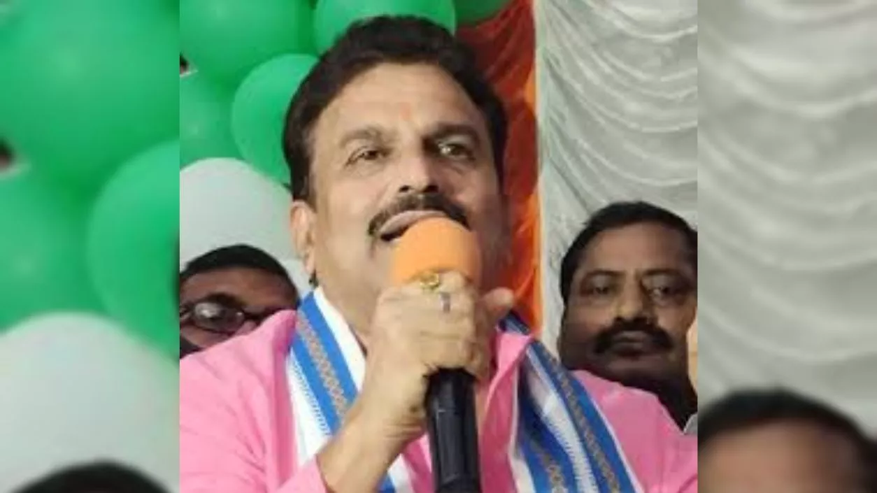Congress councilor accuses corporation of ignoring Opposition's letters, demands arrest of promoter after building collapse