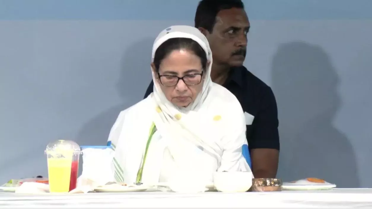 CM Mamata visits Furfura Sharif after 9 years, assures Govt support, joins Iftar | Watch