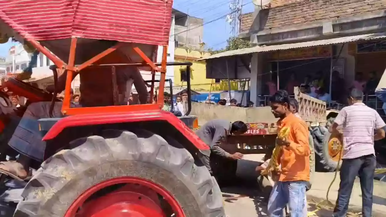 Stationary toto hit by tractor in Malda; Driver dead, 2 passengers injured