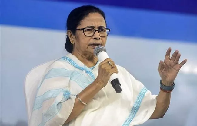 ममता बनर्जी का विपक्ष पर हमला, विदेश दौरे से पहले छवि खराब करने का आरोप