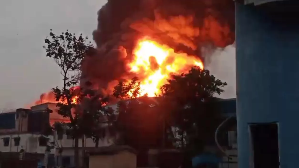 Devastating fire burns down chemical factory in Howrah's Dhulagarh