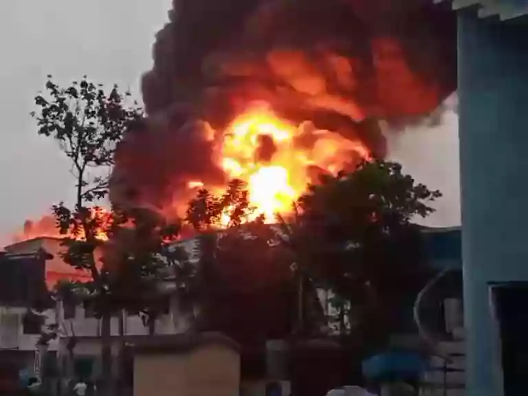 हावड़ा संकरैल औद्योगिक पार्क के प्लास्टिक पैकेजिंग फैक्ट्री में लगी भयावह आग