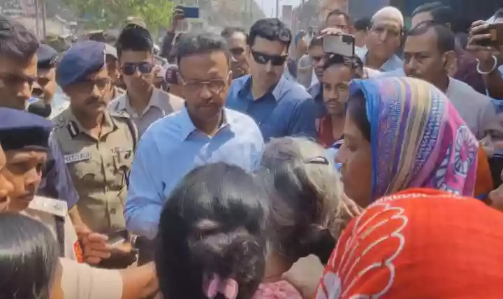 हावड़ा के बेलगछिया में पीडि़तों के बीच पहुंचे शहरी विकास मंत्री