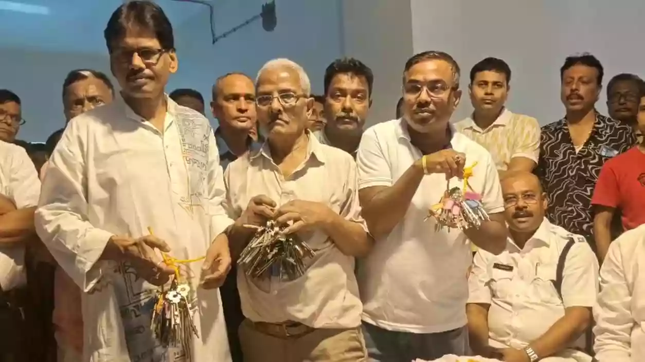 175 hawkers rehabilitated in Kalighat, shop keys handed over before Skywalk inauguration