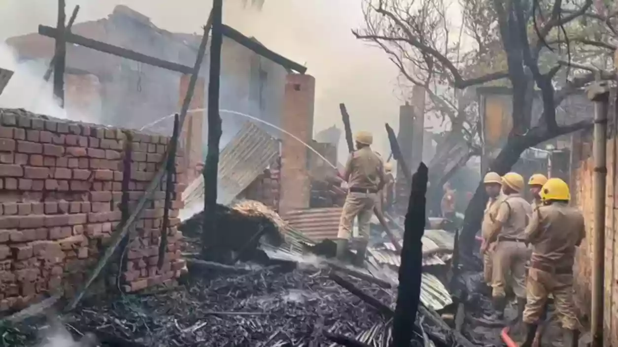 Massive fire near ice factory in Beliaghata, several shops gutted, 14 fire engines deployed