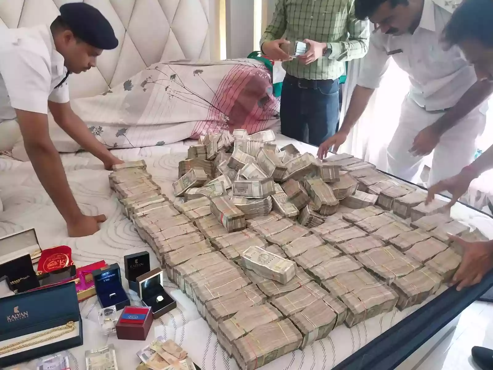 फर्जी कॉल सेंटर चलाने वाले के घर से करोड़ों नगद बरामद