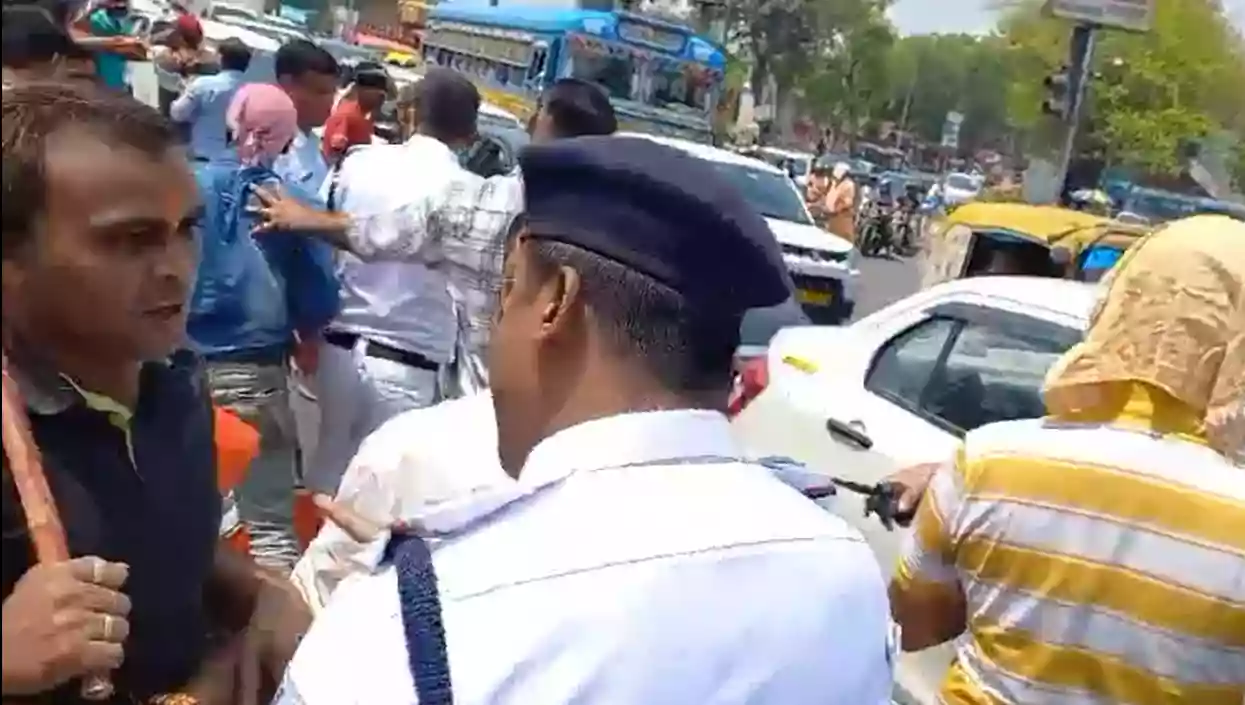 Traffic comes to a standstill as BJP procession clashes with police in Dumdum Park