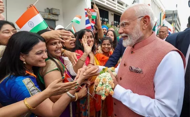 प्रधानमंत्री मोदी बिम्सटेक शिखर सम्मेलन में भाग लेने के लिए बैंकॉक पहुंचे; इसके बाद श्रीलंका जाएंगे
