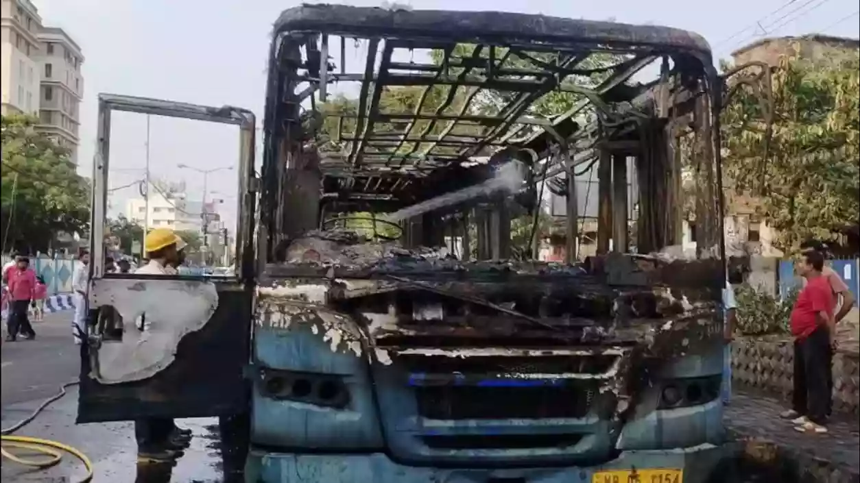 Moving AC bus catches fire at Paikpara More, passengers injured