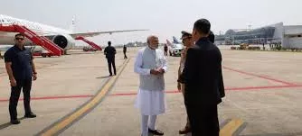 प्रधानमंत्री नरेन्द्र मोदी पहुंचे वाराणसी, मुख्यमंत्री योगी ने की गर्मजोशी से अगवानी