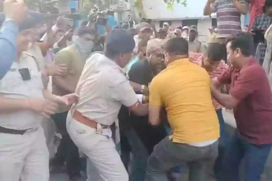 Congress locks DI office in Burdwan in protest of lathi-charge on teachers