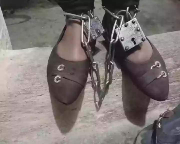 बेटी के रवैये से परेशान मां-बाप ने लाडली को जंजीरों से बांधा