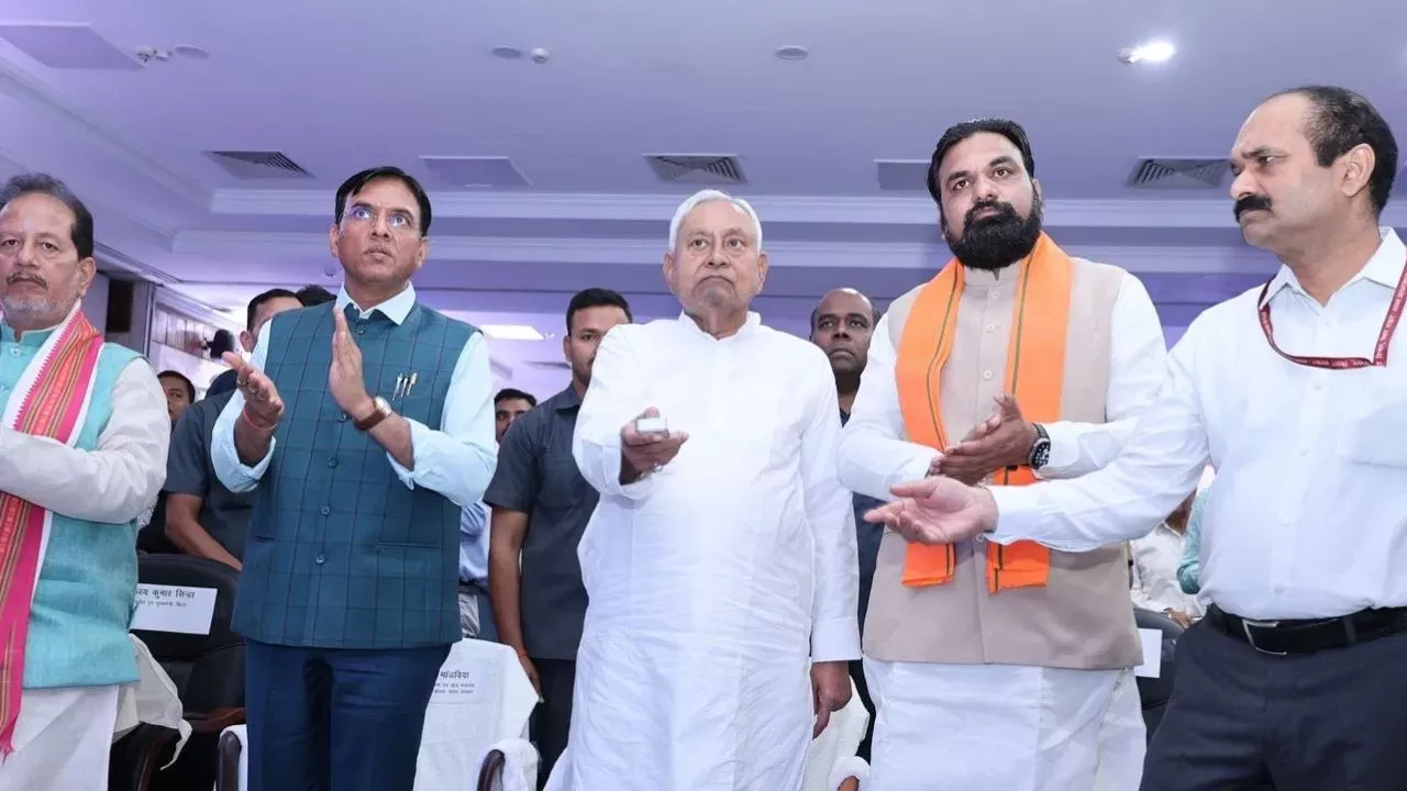 मुख्यमंत्री नीतीश कुमार ने खेलो इंडिया यूथ गेम्स, बिहार का 'लोगो' तथा केंद्रीय मंत्री मंडाविया ने किया 'शुभंकर' का अनावरण