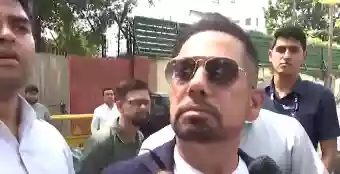 Robert Vadra arrives ED office in land deal case, calls the summon 