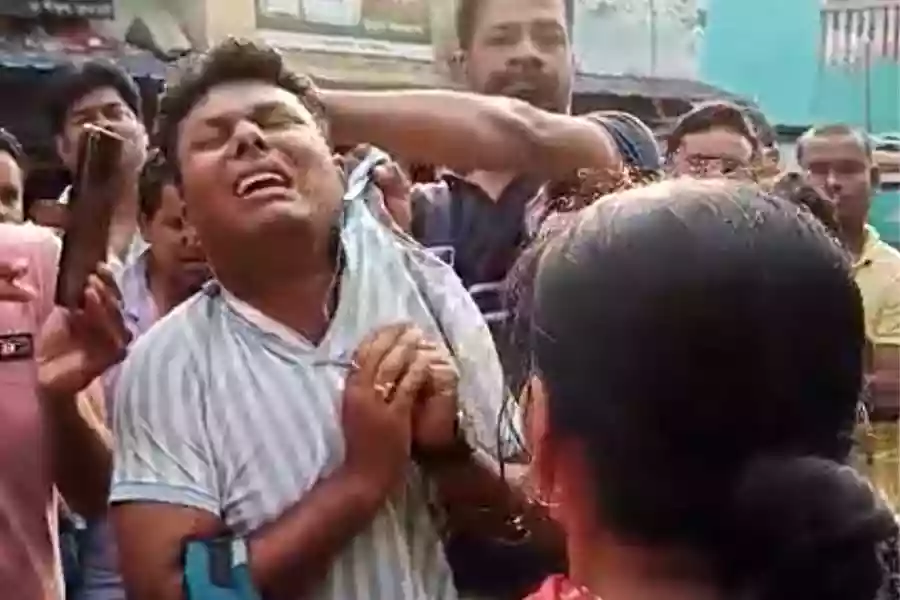 Man allegeldy molests class 8 girl on moving bus in Bankura, thrashed by her mother