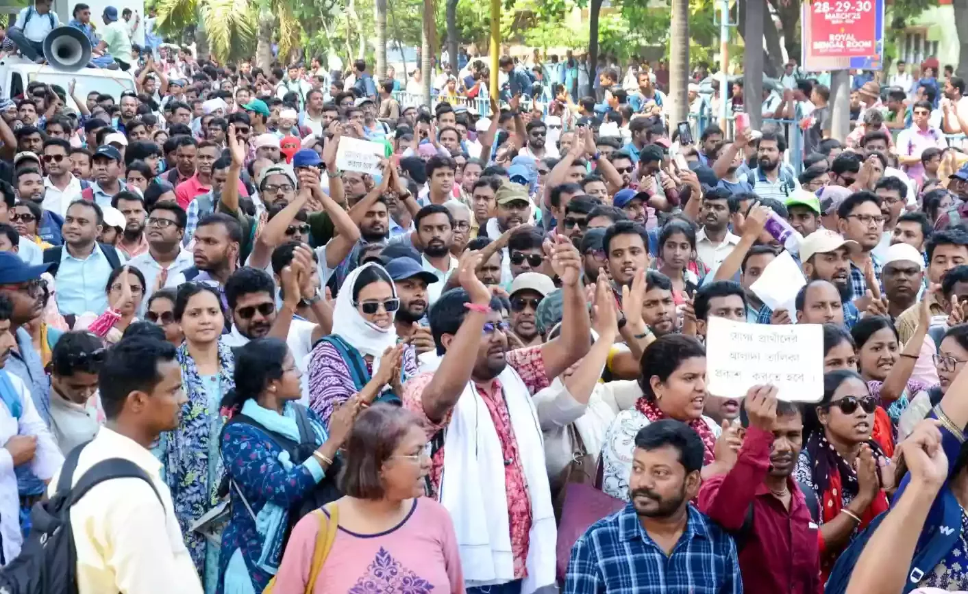सुप्रीम कोर्ट ने बंगाल के 'बेदाग' शिक्षकों को काम जारी रखने की अनुमति दी, 31 दिसंबर तक नई भर्ती करने का निर्देश दिया