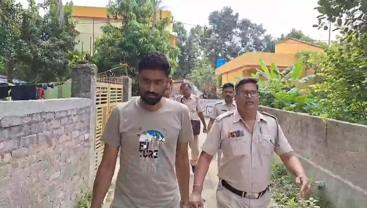 Fake Customs officer held in Kanchrapara for multi crore-job and gold scam
