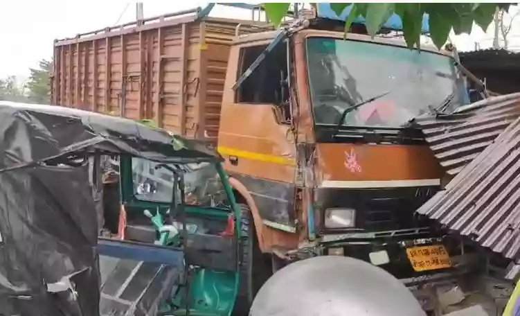 Truck hits passenger bus in Siliguri, 3 people critically injured