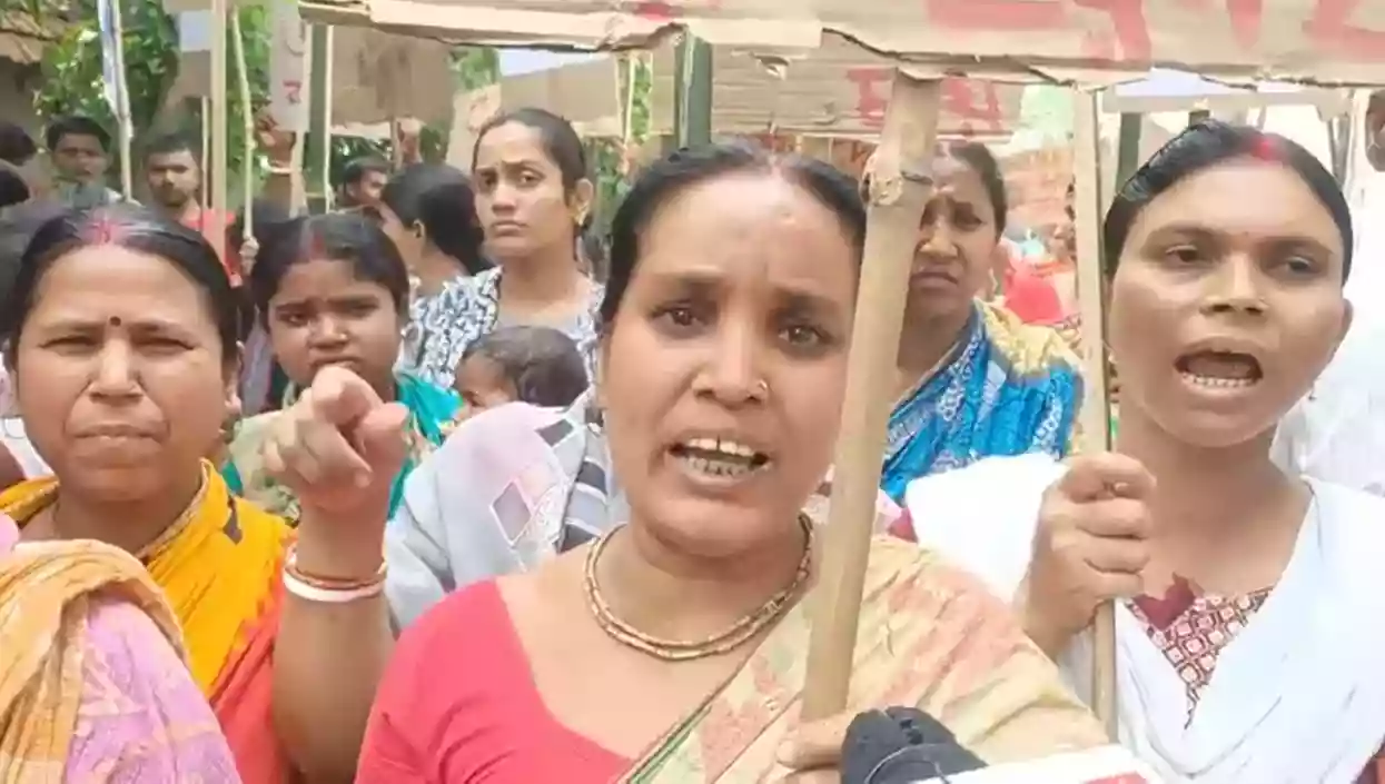  Jafrabad women protest ahead of Governor Bose's visit to violence-hit Murshidabad