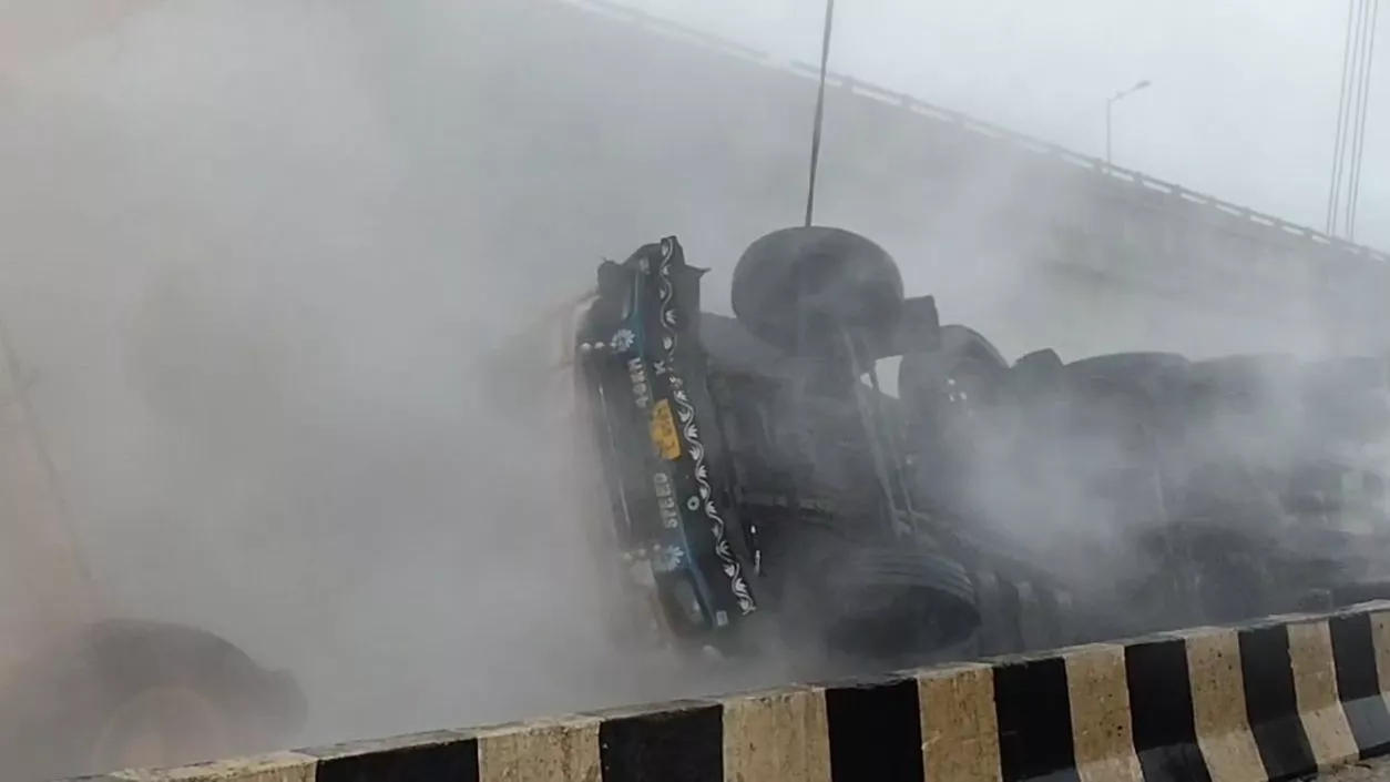 Hydrochloric acid tanker overturns and catches fire on Durgapur Highway, traffic disrupted