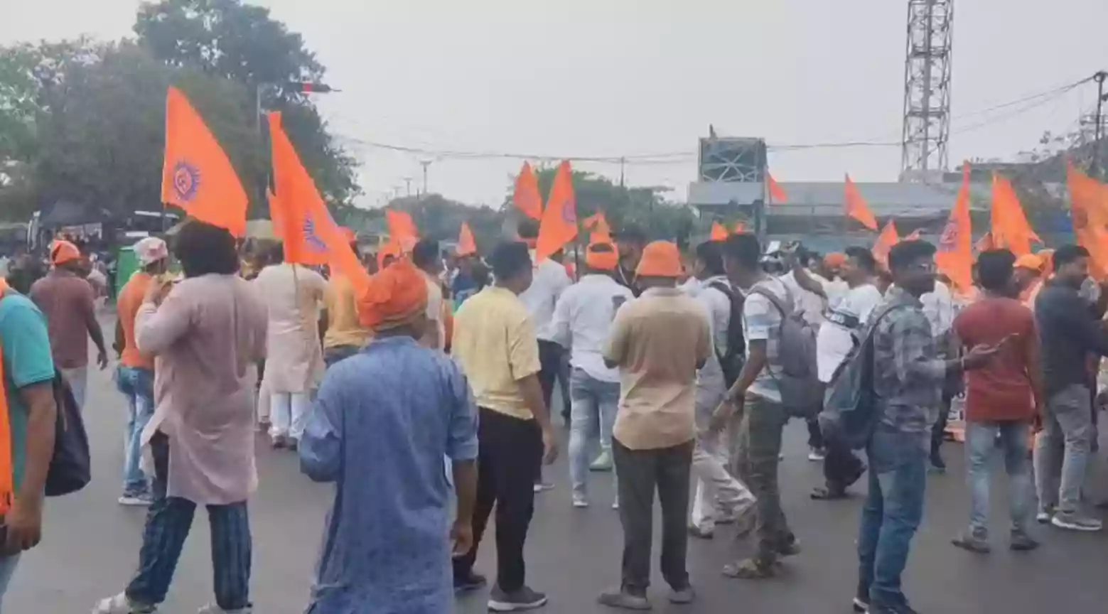 Hindu outfits block road at Esplanade, traffic movement disrupted