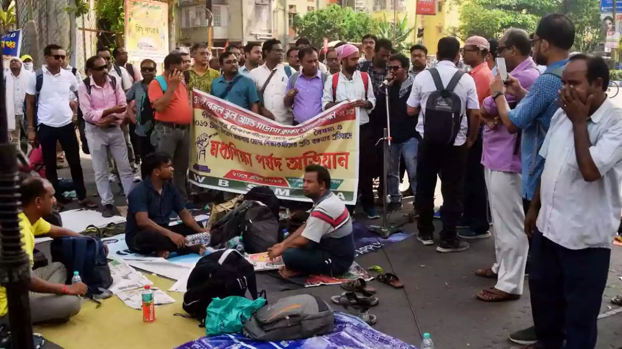 SSC protest intensifies at Karunamoyee, job aspirants demand reinstatement of non-teaching staff